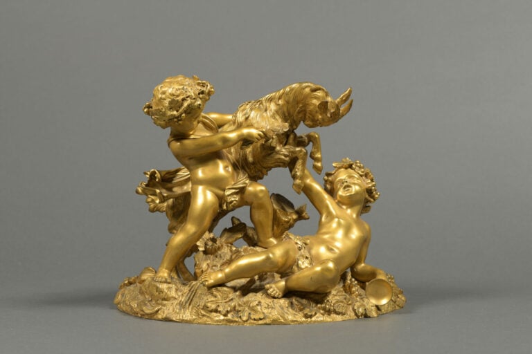 Groupe sculpté en bronze ciselé doré représentant deux petits bacchus jouant av…