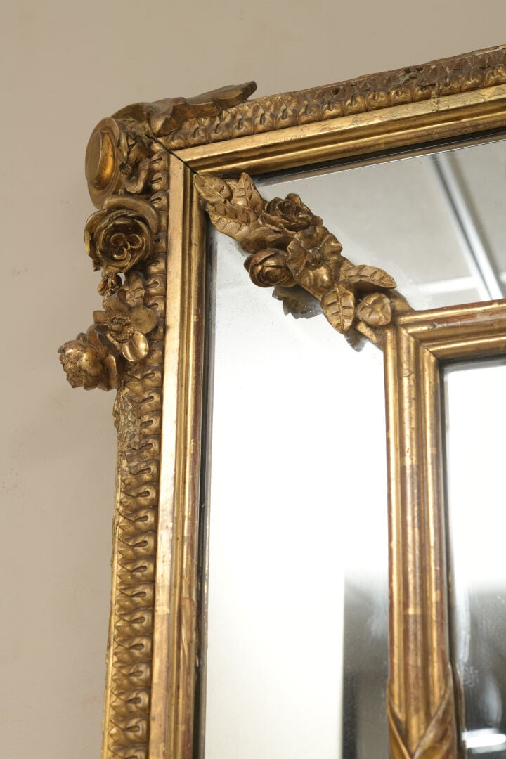 Important miroir trumeau en bois et stuc doré à parecloses à décor de joncs rub…