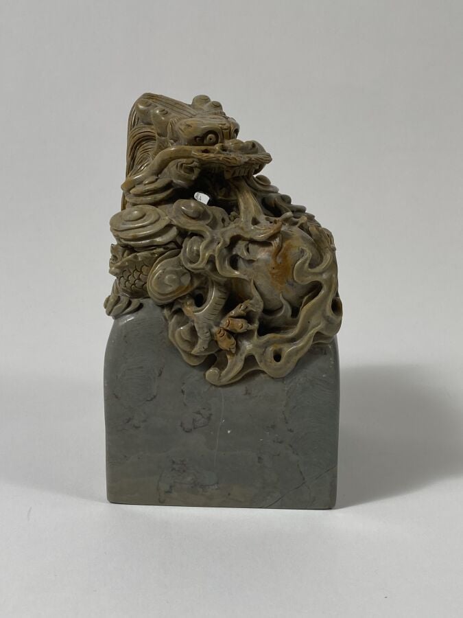Important SCEAU en pierre dure sculptée d'un dragon en relief (petits accidents…