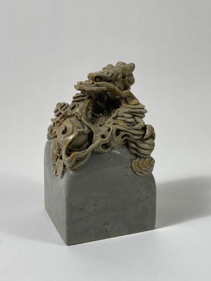 Important SCEAU en pierre dure sculptée d'un dragon en relief (petits accidents…