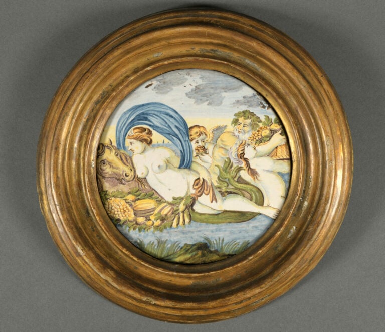 Italie, CASTELLI - Plaque ronde à décor polychrome en plein de Vénus sur un mon…