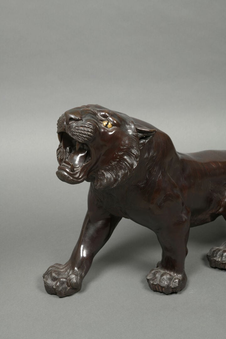 JAPON - Epoque MEIJI (1868 - 1912) - Important okimono en bronze à patine brune…