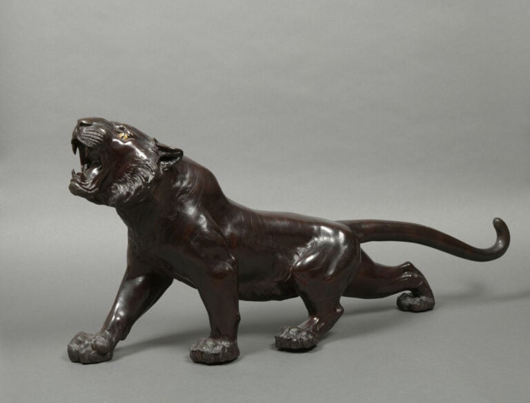 JAPON - Epoque MEIJI (1868 - 1912) - Important okimono en bronze à patine brune…
