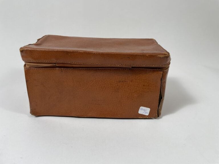 LANCEL. Étui à cartes routières en cuir beige, fermeture à glissière et anse pi…