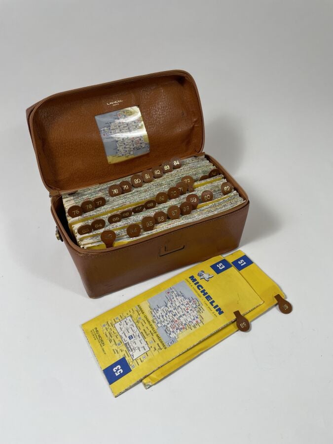 LANCEL. Étui à cartes routières en cuir beige, fermeture à glissière et anse pi…