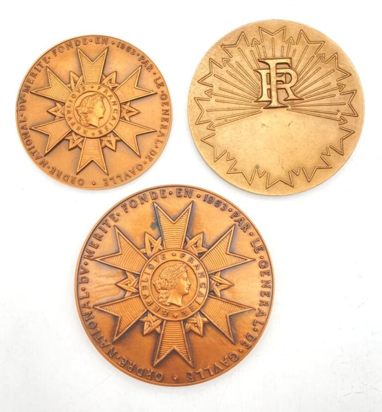 Lot de 3 MEDAILLES : - - Ordre national du mérite / Léognany (7.8 cm) - - Médai…