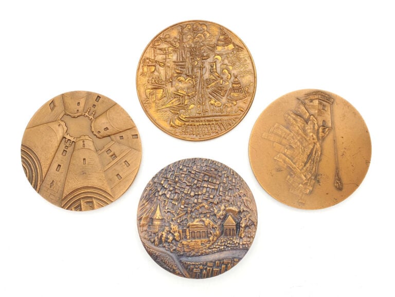 Lot de 4 MEDAILLES : - -Bataille de Lépante / Despierre (8 cm) - -Mont Saint Mi…