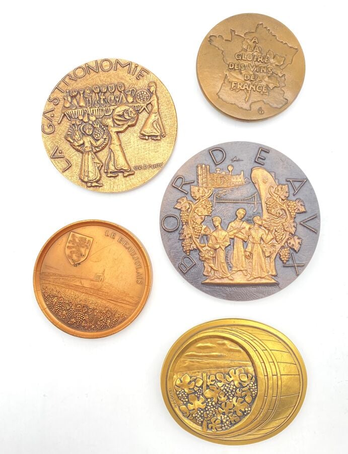 Lot de 5 MEDAILLES : - - Bordeaux par Raymond Tschudin (9.7 cm) - - Bacchus par…