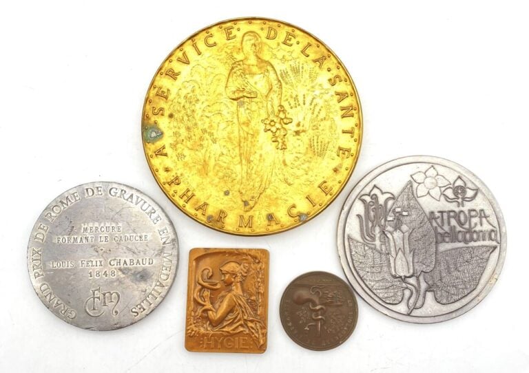 Lot de 5 MEDAILLES : - - Hygie (4.5 x 3.7 cm) - - Au soulagement de l'humanité/…