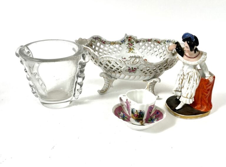 Lot de 6 sujets en porcelaine divers - On joint : une corbeille ajourée en porc…