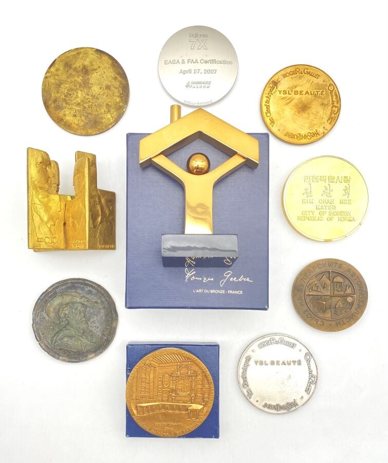 Lot de 8 MEDAILLES : City of Incheon, 2 médailles russes, Société de Pharmacie…