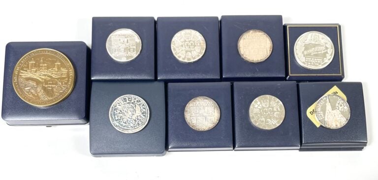 Lot de pièces , Jeton et médailles comprenant : - -5 pièces de 100 Shillings Je…