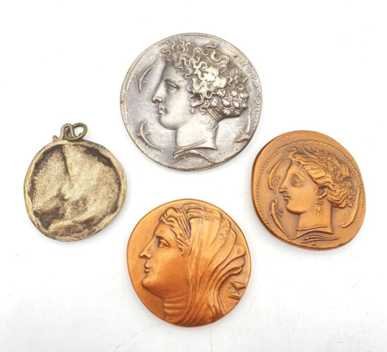 Lot de quatre MEDAILLES : - 3 profils antiques et couple stylisé