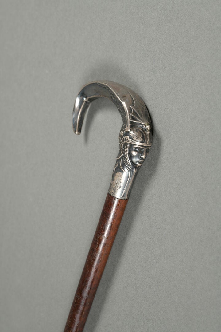 Lucien GAILLARD (1861-1942), attribué à - Canne en bois teinté à pommeau ouvrag…