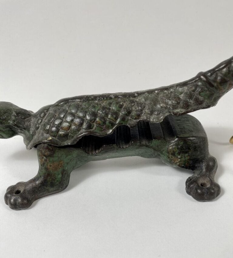 MACHE-BOUCHON de pharmacie en fonte de fer figurant un crocodile. XIXème siècle…