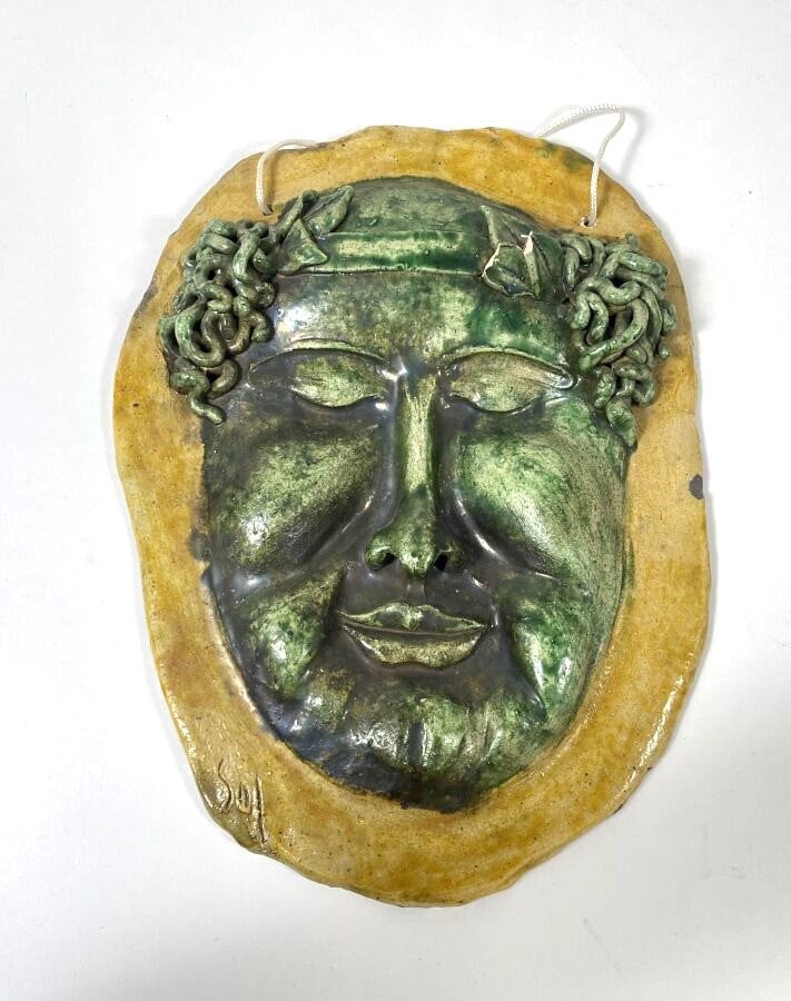 MEDAILLON en grès polychrome vert et jaune à décor d'un masque antique - Porte…