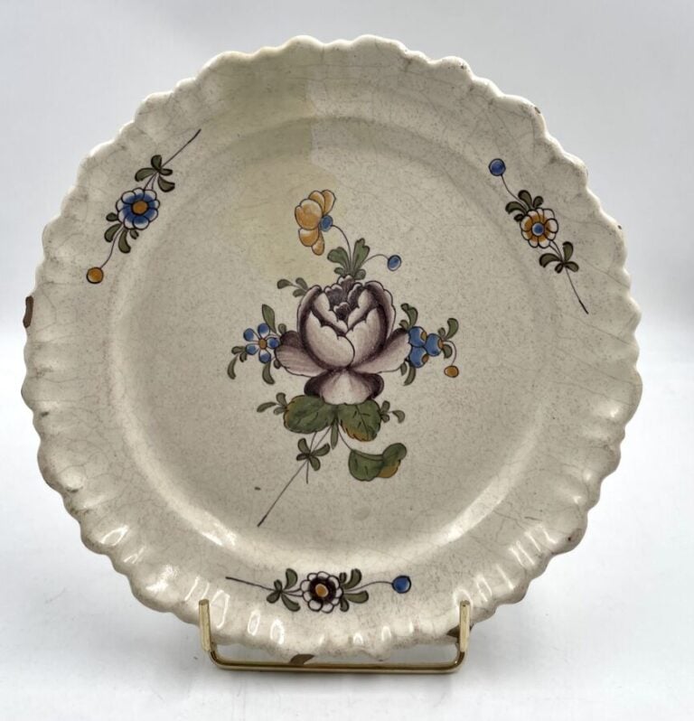 MIDI DE LA FRANCE - Un bassin ovale à décor de fleurs et coquille et une assiet…