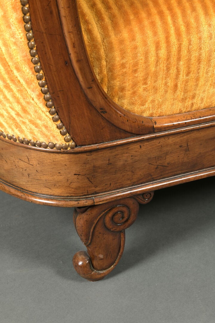 Mobilier de salon en acajou et placage comprenant un canapé de forme corbeille,…
