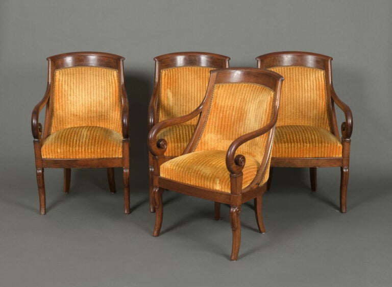 Mobilier de salon en acajou et placage comprenant un canapé de forme corbeille,…