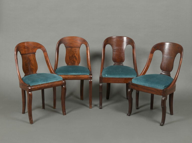 Mobilier de salon en acajou et placage comprenant un canapé de forme corbeille,…