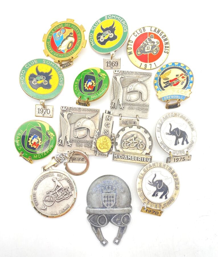 MOTOS. Lot de 15 MEDAILLES montées en broches, porte-clef.