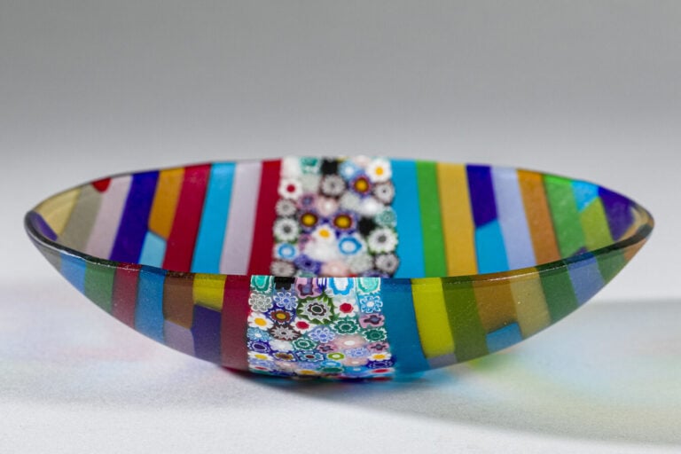 Murano. Coupelle en verre ornée d'un bandeau de millefiori polychrome et de ban…
