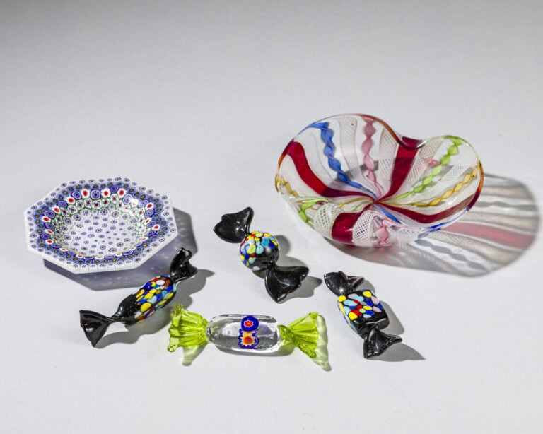 Murano. Lot comprenant : - 1°/ Une coupelle godronnée en verre à décor de torsa…