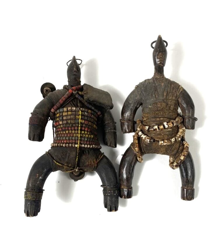 NAMJI-CAMEROUN. Trois poupées en bois sculptés ; les corps recouverts d'ornemen…