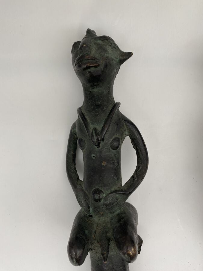 NIGERIA, Edan Yoruba. Ensemble de deux RECADES ou COUTEAUX D'APPARAT en bronze…