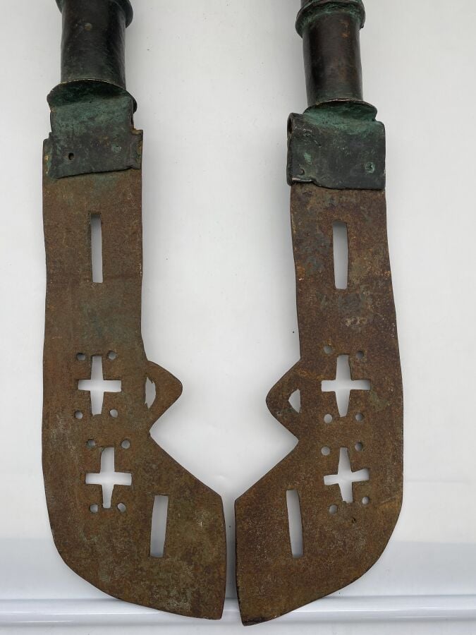 NIGERIA, Edan Yoruba. Ensemble de deux RECADES ou COUTEAUX D'APPARAT en bronze…