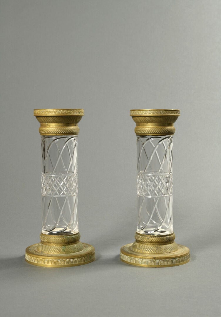 Paire de bougeoirs en verre taillé à monture en bronze doré à décor de frises e…