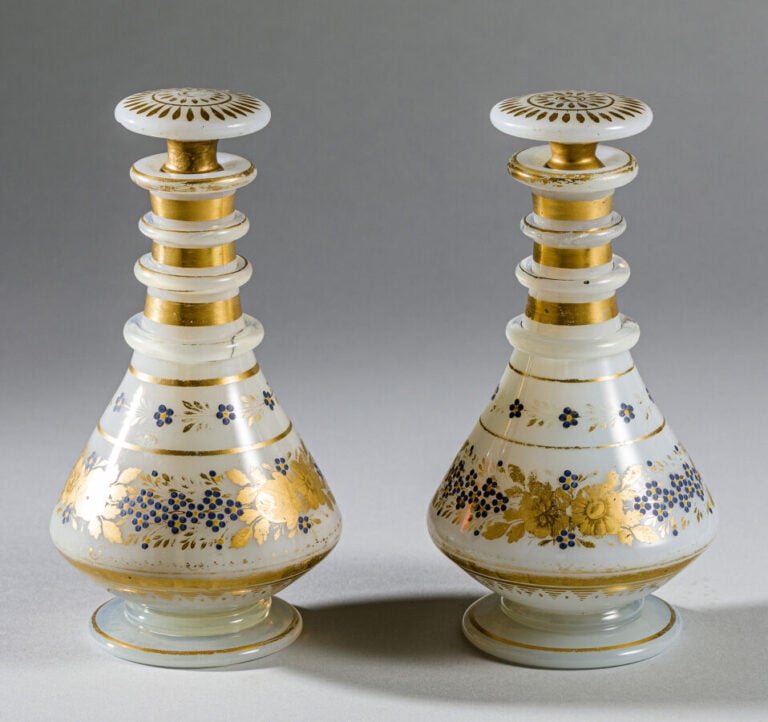Paire de flacons à piédouche et trois cordons de col en opaline de cristal savo…