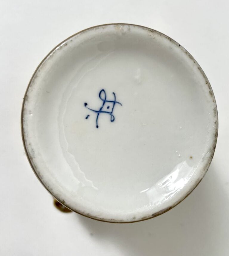 Paire de petits cache-pots en porcelaine à décor de fleurs sur fond vert ; pris…