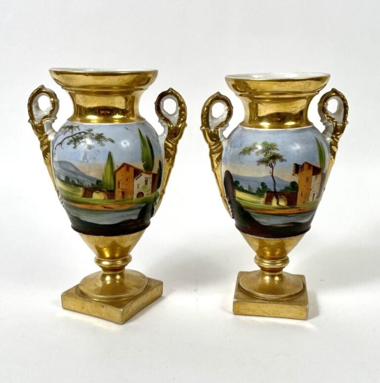 PARIS. Paire de vases urnes à deux anses à enroulements à décor de scènes galan…