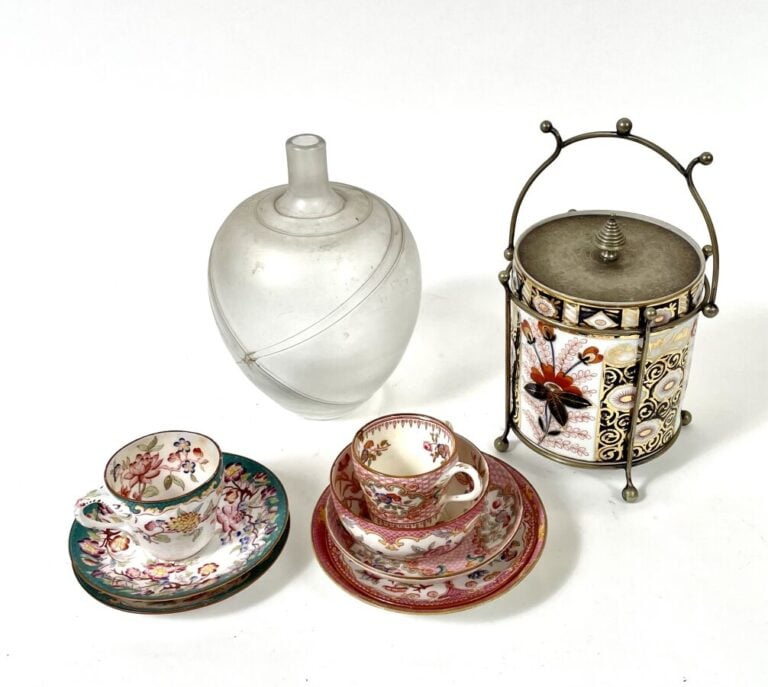 Partie de service à café en porcelaine blanche et or comprenant : 2 verseuses (…