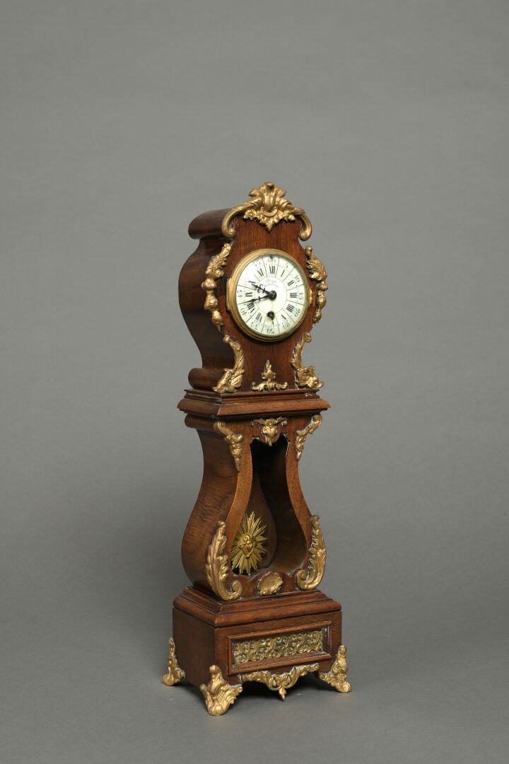 Pendule à l'imitation d'un régulateur en bois de placage - Le cadran émaillé bl…