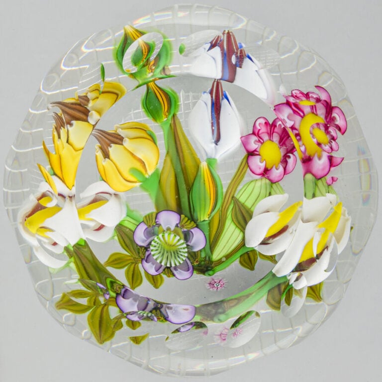 Perthshire. Presse-papiers signé P, à motif de bouquet de fleurs polychromes. T…