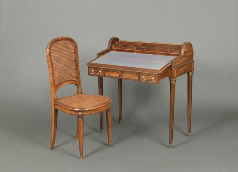 Petit bureau de dame à cylindre en acajou et placage d'acajou, à décor de filet…