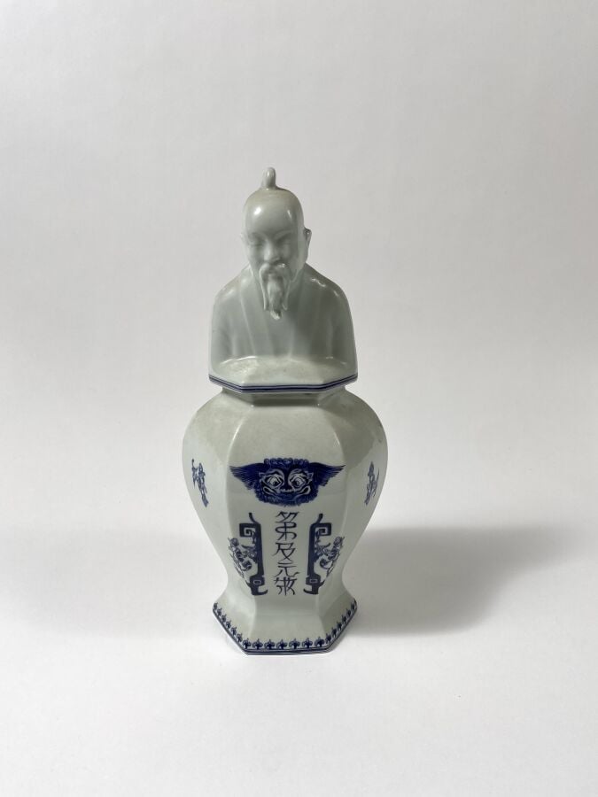 POT COUVERT moderne dans le goût des Song en porcelaine bleu blanc. Le couvercl…