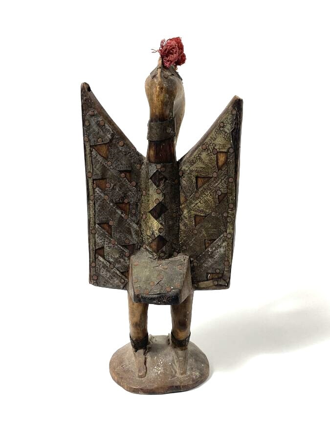 RCI. OISEAU en bois sculpté aux ailes déployées recouvertes de plaquettes de mé…