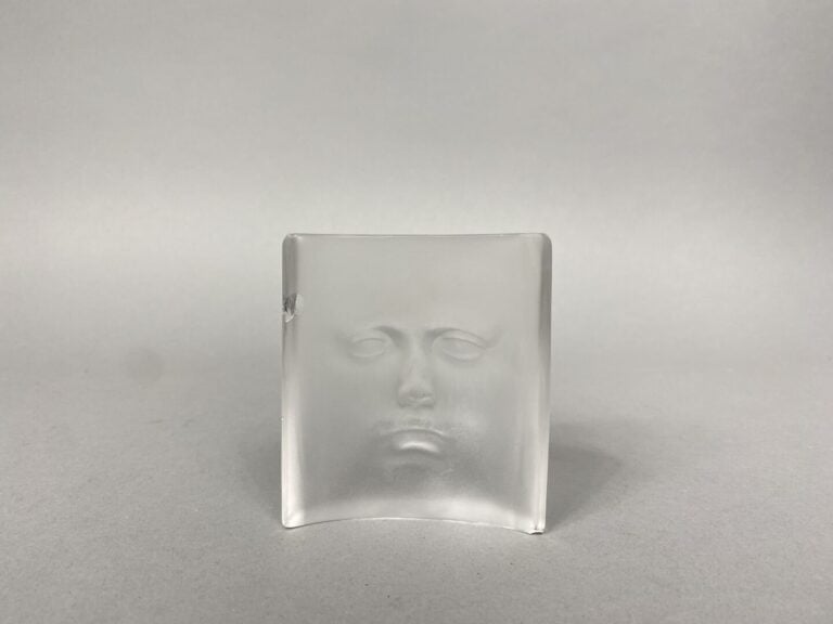 Roy ADZAK (1927-1987) pour DAUM France - Presse-papier convexe en cristal moulé…