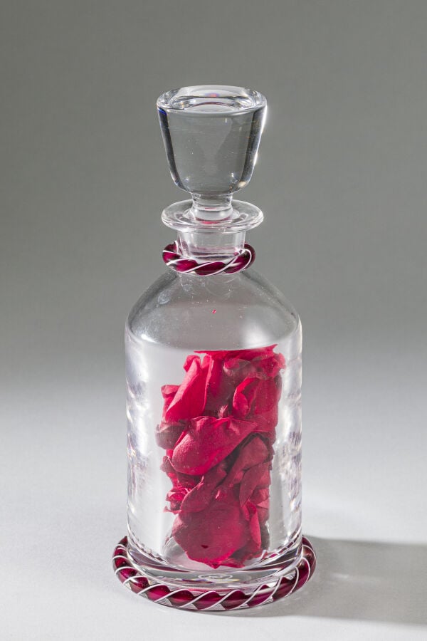 Saint-Louis. Bouteille en cristal, le col et la base ornés d'une torsade rouge…