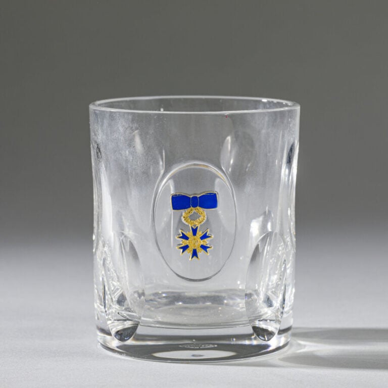 Saint-Louis. Gobelet droit en cristal taillé à deux rangs de pontils ovales, or…