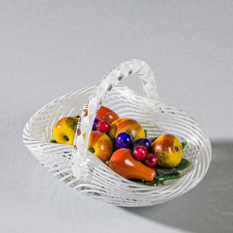 Saint-Louis. Panier de fruits au naturel ; le panier à décor de latticino blanc…