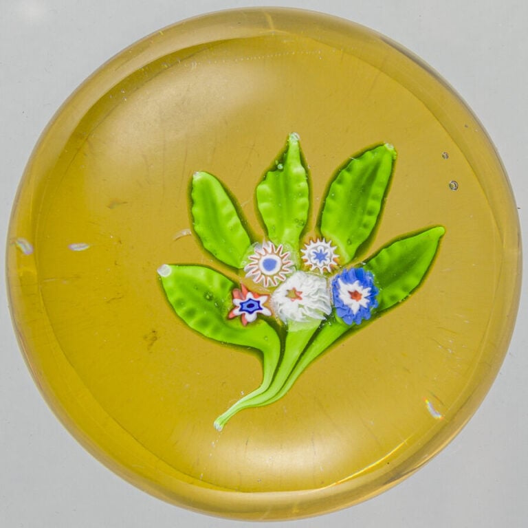 Saint-Louis. Presse-papiers à fond ambre orné d'un bouquet composé de cinq bonb…