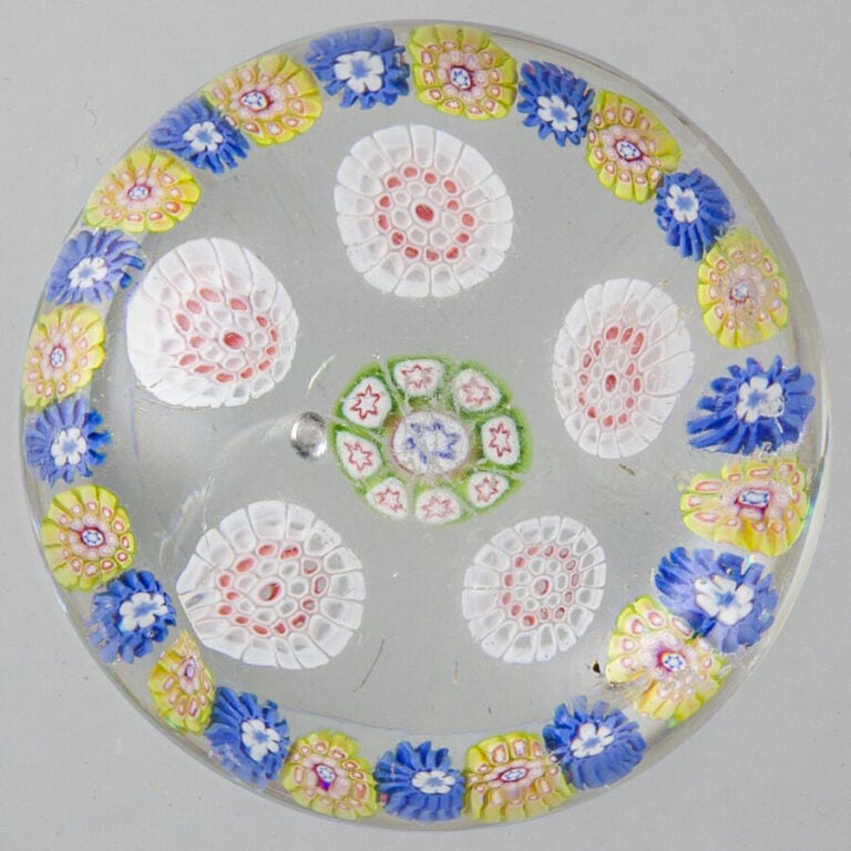 Saint-Louis. Presse-papiers à motif de cercles périphériques de bonbons bleus e…