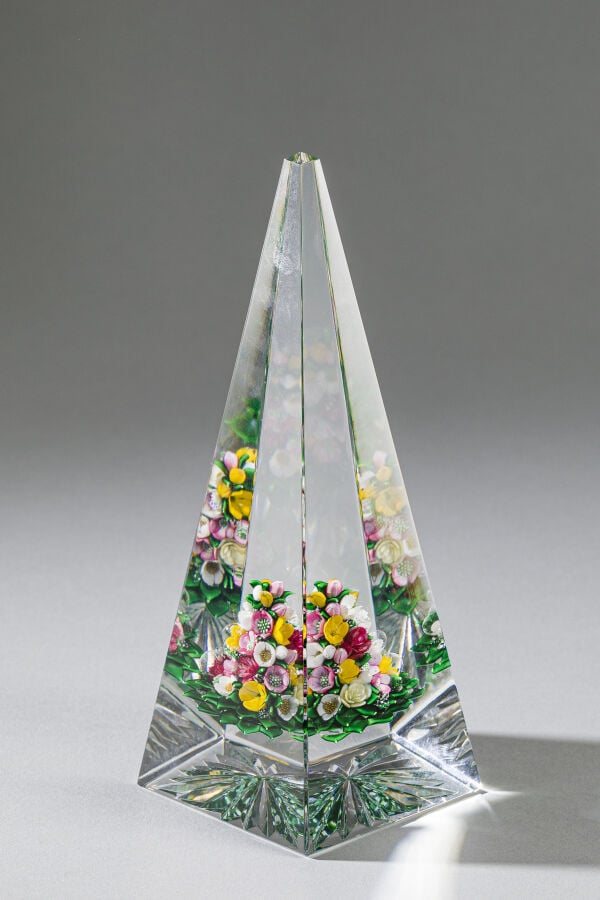Saint-Louis. Pyramide en cristal signée et datée SL 1995, à décor de bouquet dr…
