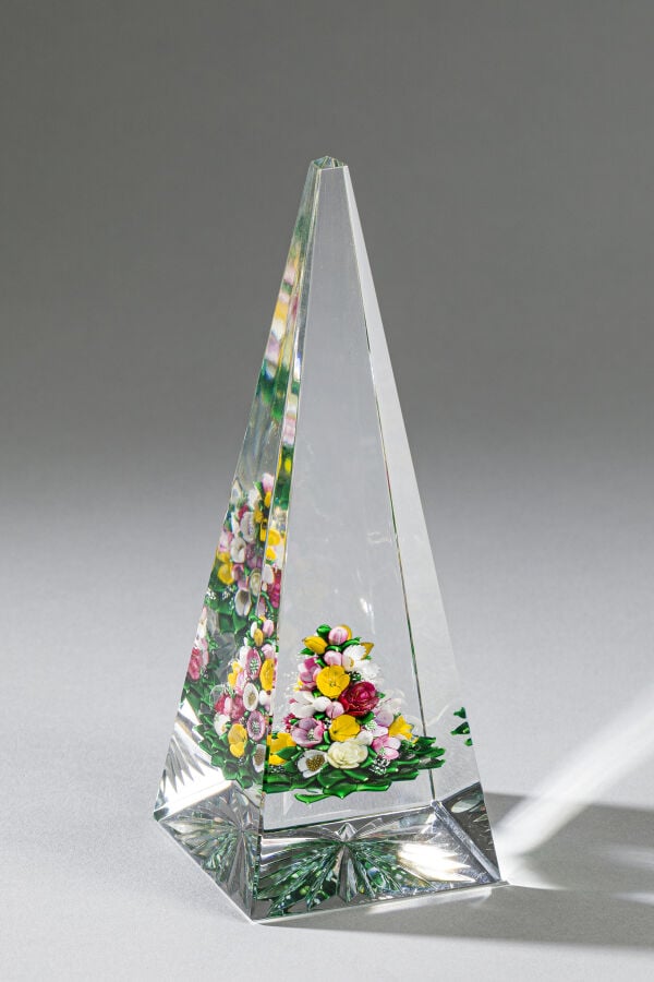 Saint-Louis. Pyramide en cristal signée et datée SL 1995, à décor de bouquet dr…