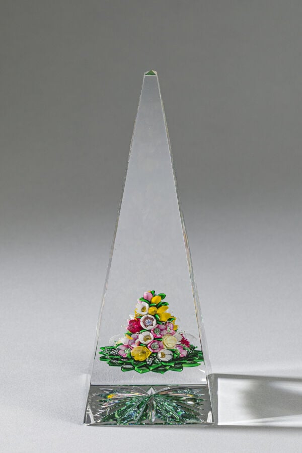 Saint-Louis. Pyramide en cristal signée et datée SL 1995, à décor de bouquet dr…