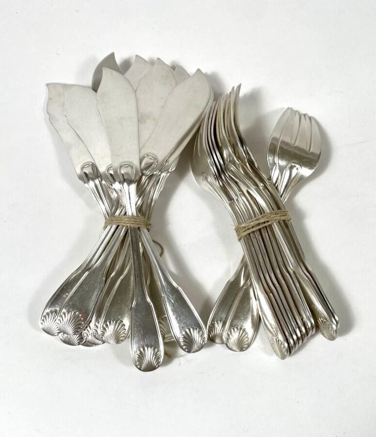 Série de 12 couverts à poisson en métal argenté, décor coquille
